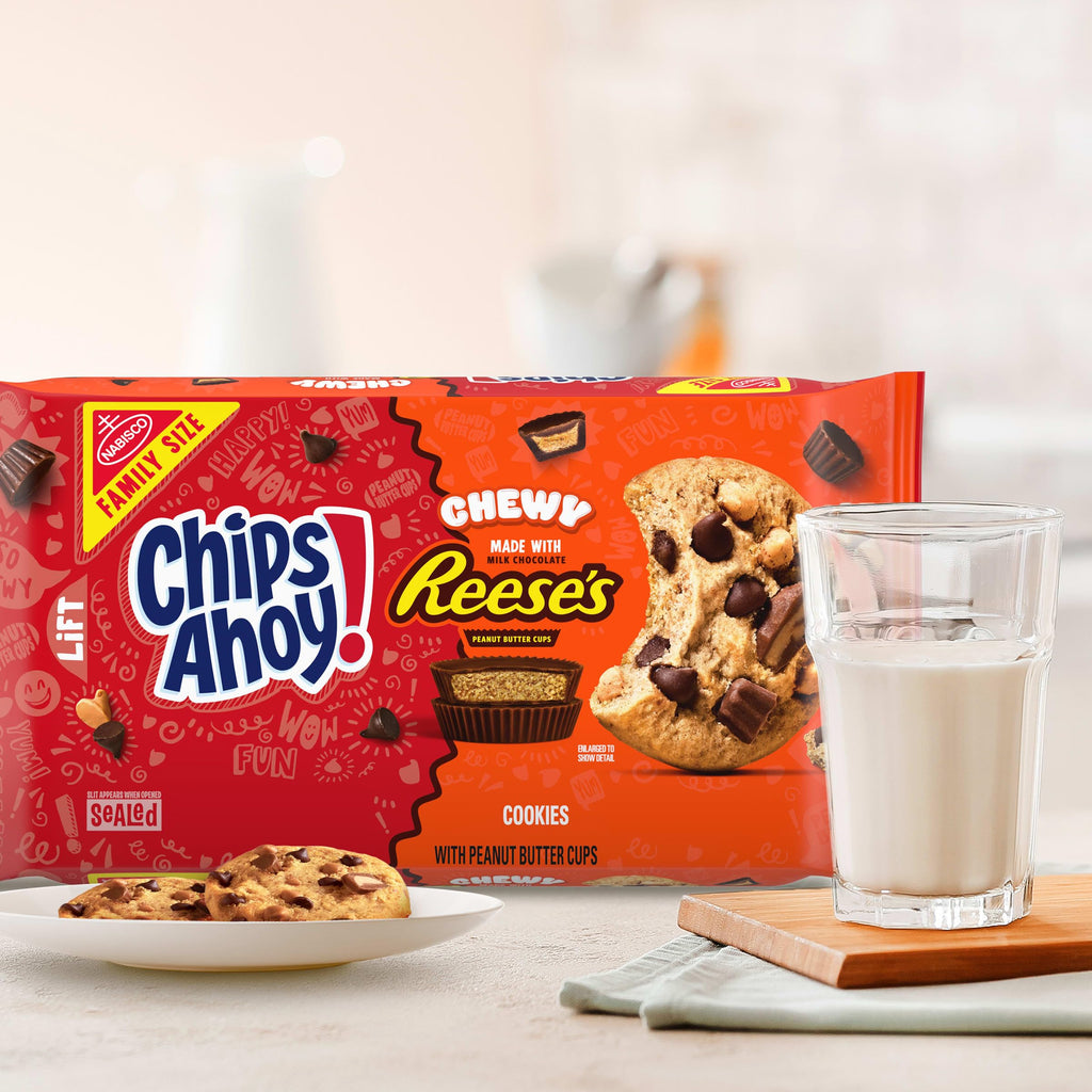 CHIPS AHOY! Galletas masticables con chispas de chocolate con Reese's Peanut Butter Cups, tamaño familiar, 14.25 oz