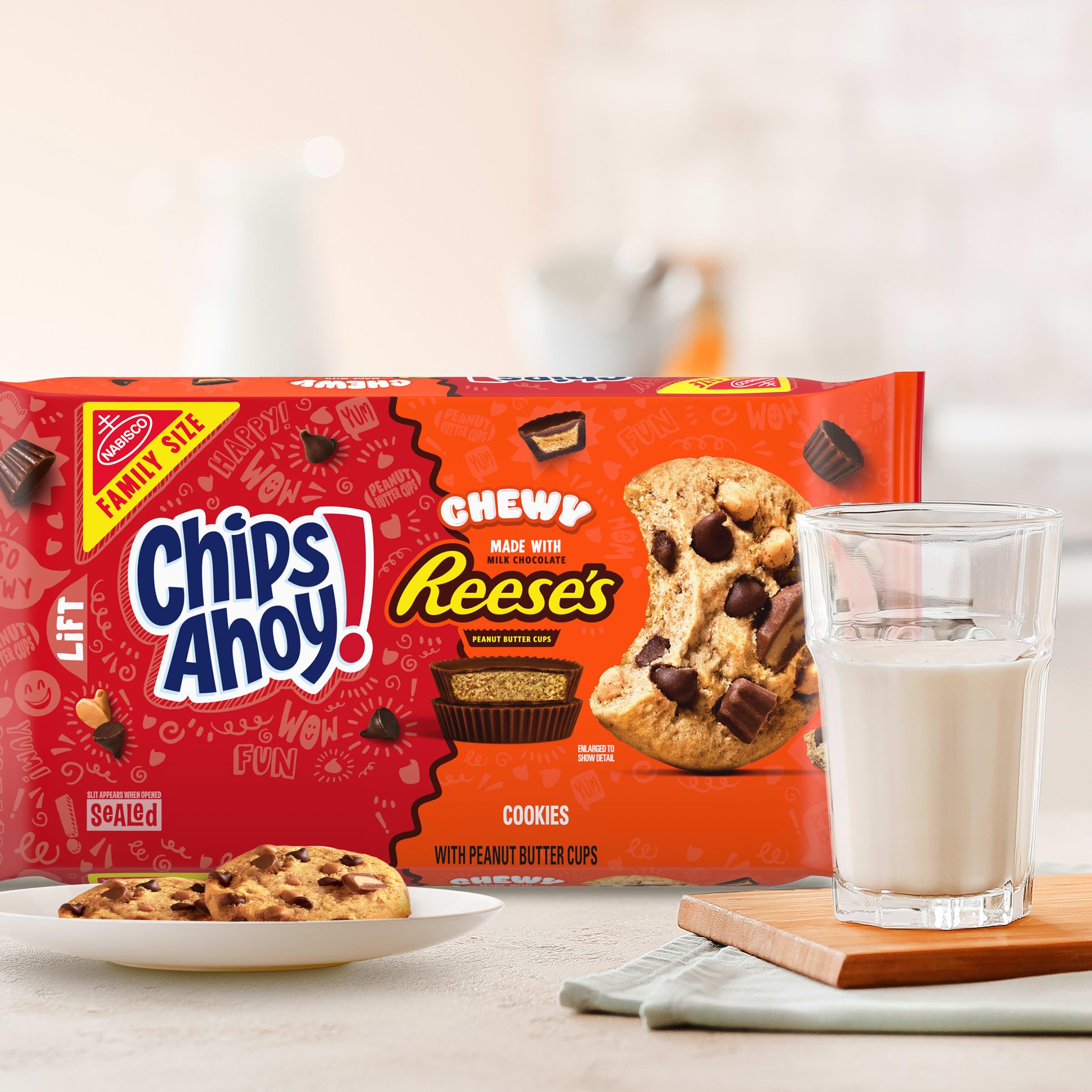 CHIPS AHOY! Galletas masticables con chispas de chocolate con Reese's Peanut Butter Cups, tamaño familiar, 14.25 oz