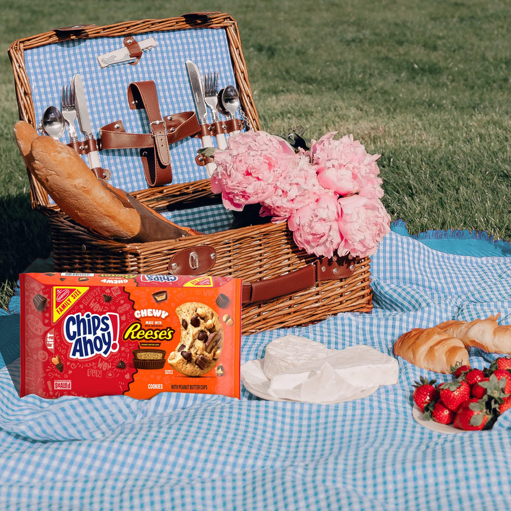 CHIPS AHOY! Galletas masticables con chispas de chocolate con Reese's Peanut Butter Cups, tamaño familiar, 14.25 oz